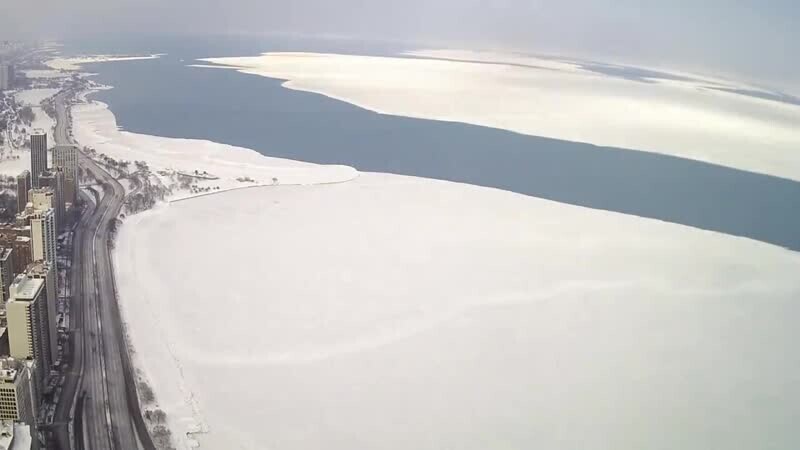 На озере Мичиган на днях откололась огромная льдина 