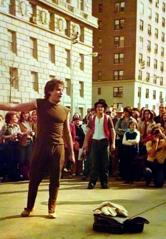  Выступление Робина Уильямса на улице в Нью-Йорке, 1979 год.