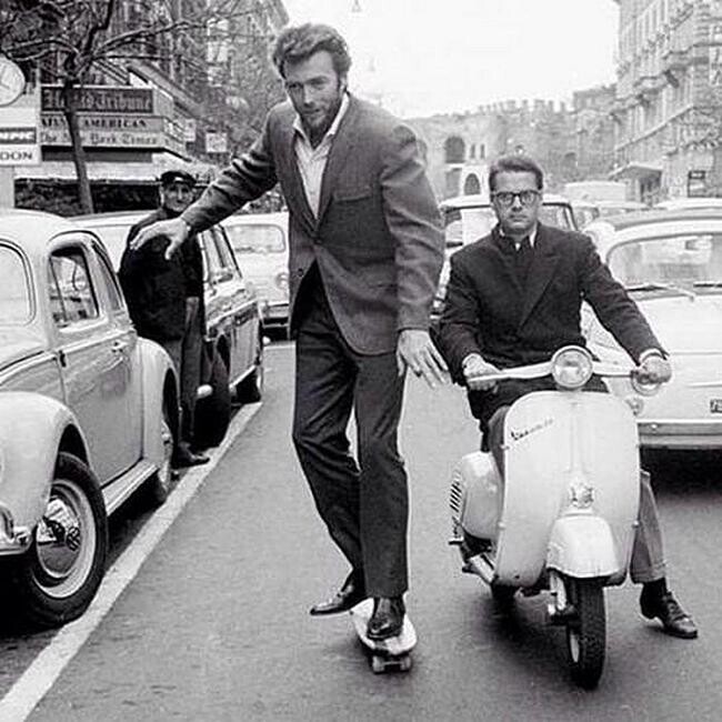 Молодой Клинт Иствуд катается на скейтборде в Риме, 1965 год