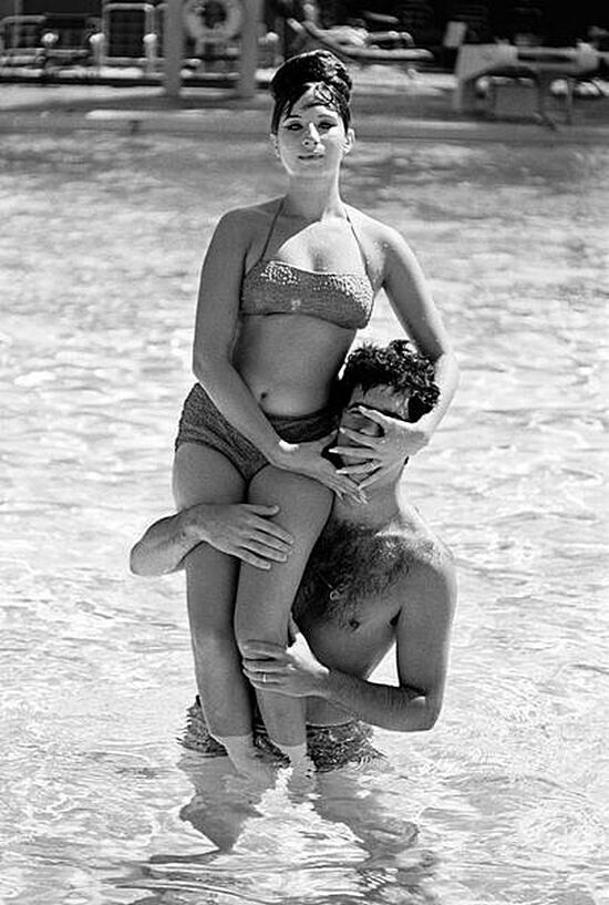Барбара Стрейзанд и Эллиот Гулд в отеле «Беверли-Хиллз», 1963 год.