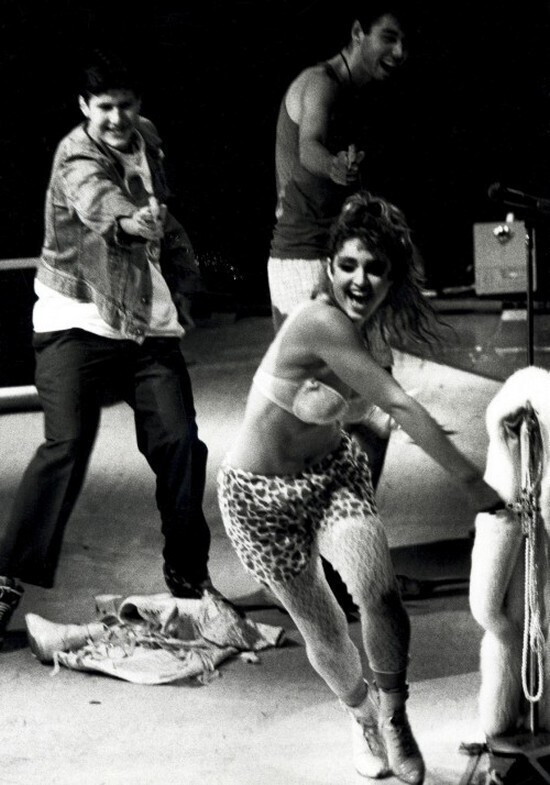 Beastie Boys преследуют Мадонну на сцене из пистолетов-распылителей