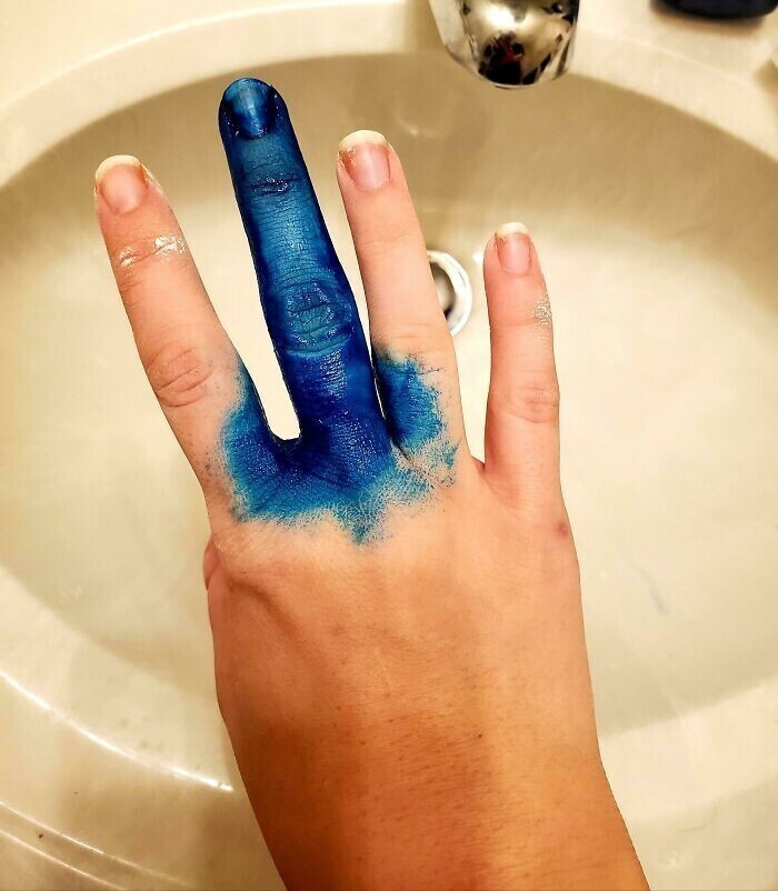 "Пока я красила волосы, перчатка порвалась на одном из пальцев. Но я увидела это только после того, как закончила наносить краску"