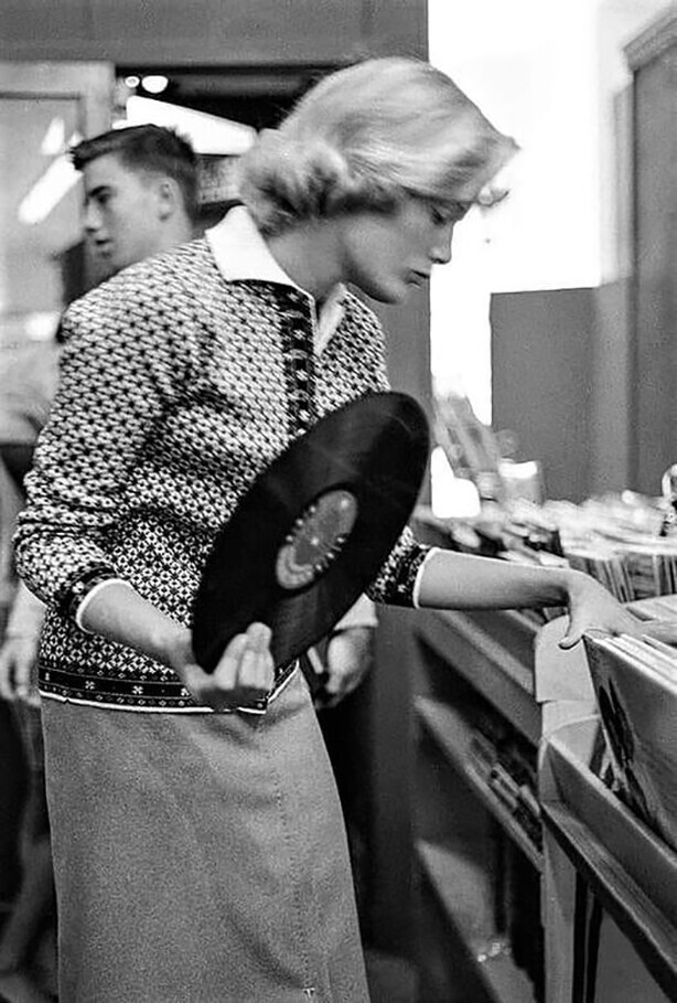 Девушка в магазине пластинок. Саутгемптон, штат Нью-Йорк. 1956 год