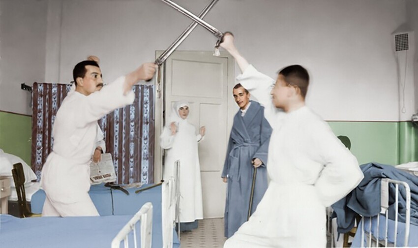 Находящиеся на лечении в Царскосельском госпитале корнет и поручик никак не хотят соблюдать больничный режим и демонстрируют мастерство фехтования, 1914 год