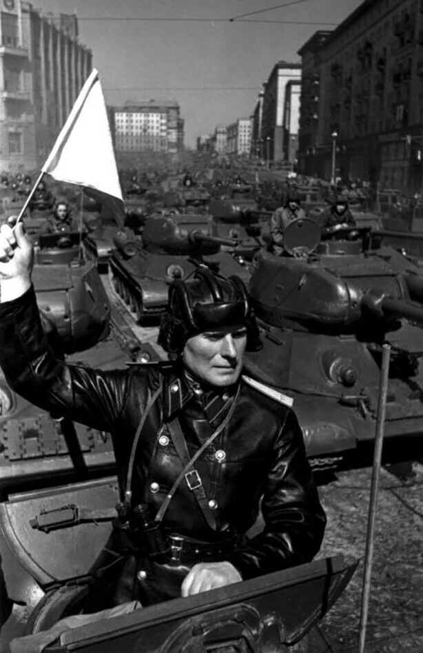 Отмашка перед началом проезда парадного расчета танков ОТ-34-85 на Параде Победы в Москве