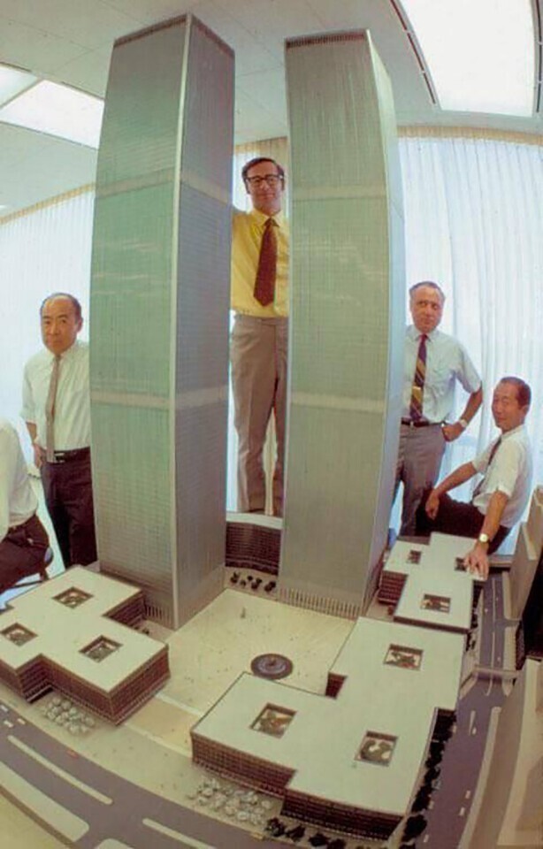 Архитекторы представляют макеты Всемирного торгового центра. США. 1964 г.