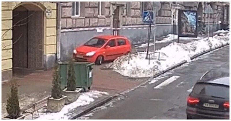 В Киеве куски льда со снегом рухнули на припаркованный в неположенном месте автомобиль