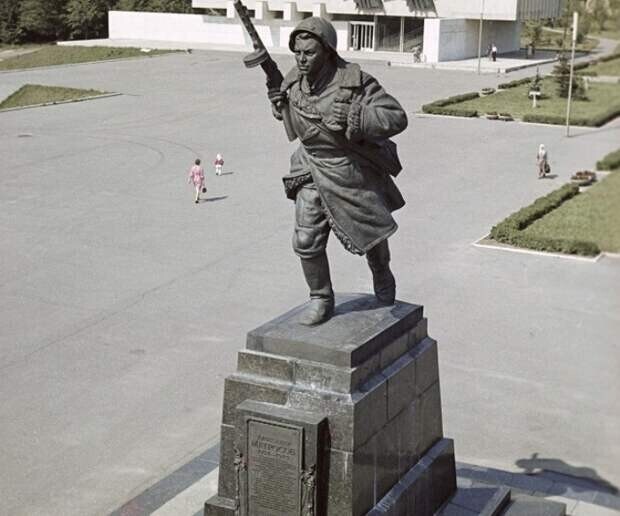 27 февраля 1943 года. В бою у деревни Чернушки погибает Александр Матросов