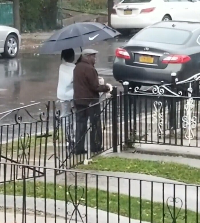 "Мой 10-летний сын увидел, что пожилой мужчина идет под дождем без зонта, и вышел, чтобы ему помочь"
