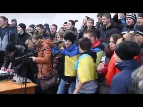 27 февраля 2014 года над правительственными зданиями в Крыму появились Российские флаги 