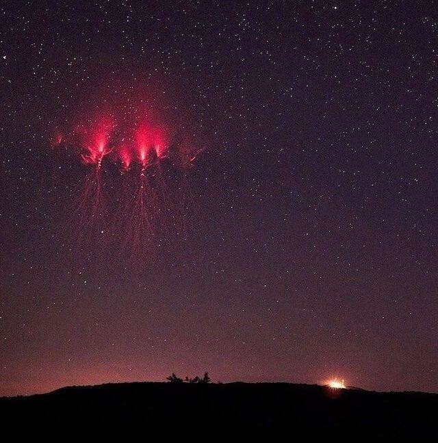Молния красный спрайт в небе над Венгрией