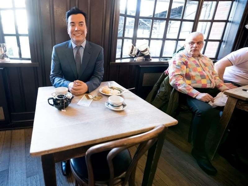 Ресторан в США заполнил пустой зал восковыми фигурами