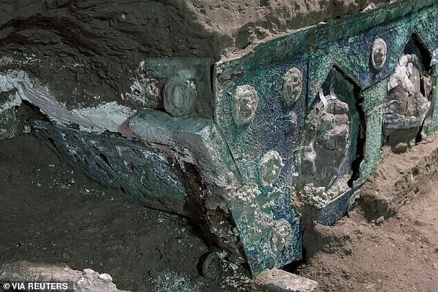 В Помпеях обнаружили полностью сохранившуюся церемониальную колесницу