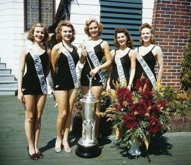 Мисс Америка 1943 — Джин Бартел (в центре).