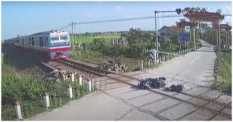 Мужчина в последний момент спасся от приближающегося поезда
