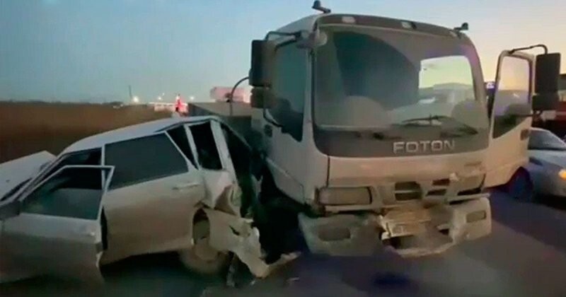 Авария дня. В Дагестане КамАЗ протаранил четыре автомобиля
