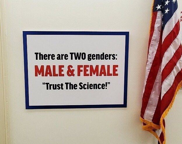 "Есть два пола: мужчины и женщины. Доверяйте науке": американка ответила оппоненту с помощью плаката