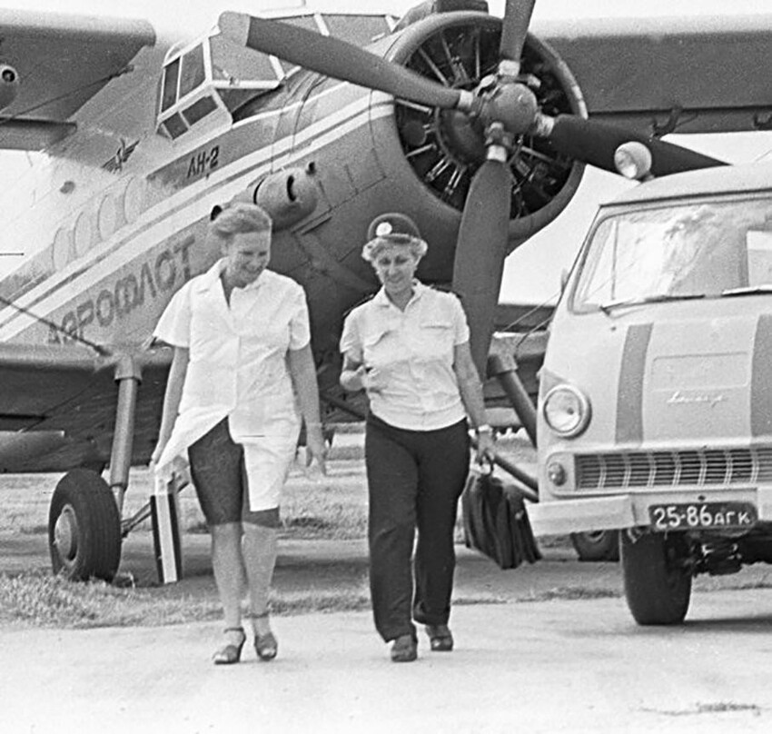 Летчик санитарной авиации Инаида Князева в первые минуты после приземления. 1981 год.