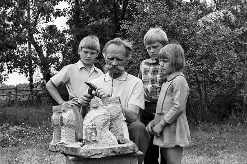 Народный умелец, резчик по дереву Антон Штепа, уроженец села Сваричевка, во время работы. 1981 год.