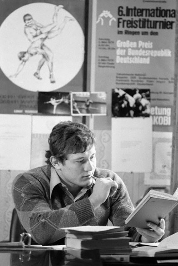 Олимпийский чемпион (1980 г.) по вольной борьбе Санасар Оганисян – студент третьего курса Московского инженерно-строительного института. Март 1981 года.