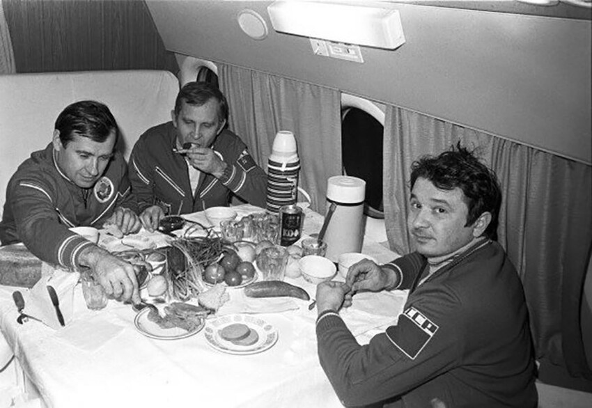 Летчики-космонавты, члены экипажа "Союз Т-3" Геннадий Стрекалов, Олег Макаров и командир корабля Леонид Кизим. 10 января 1981 года.