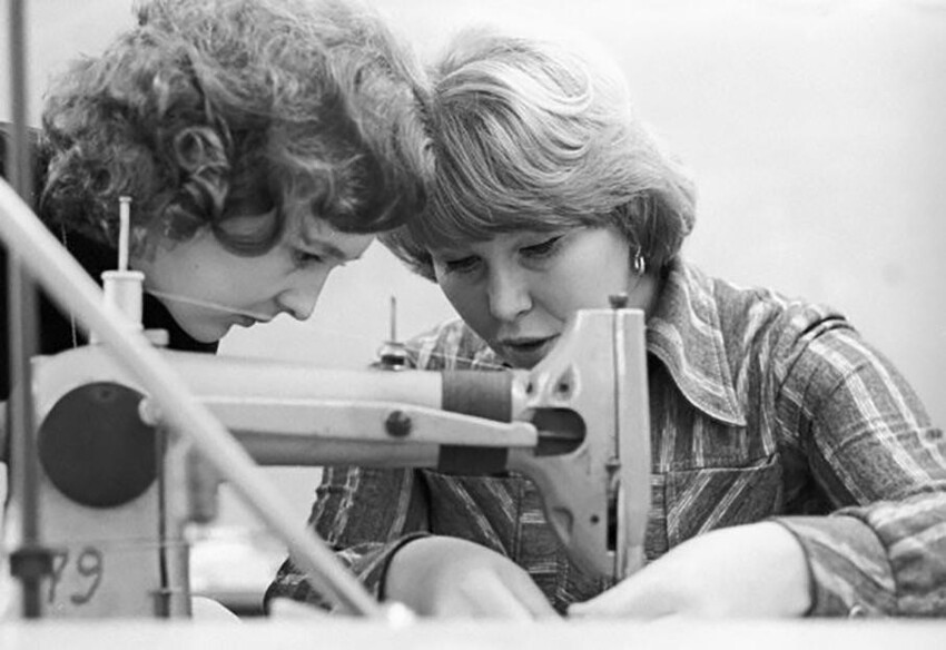 Закройщица Вера Коробко (справа) во время обучения молодой швеи в одном из московских швейных ателье. Январь 1981 года.
