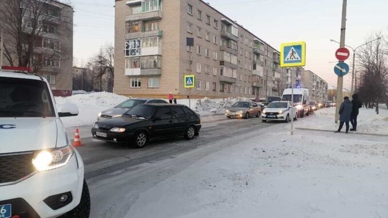 12 штрафов за 5 месяцев: в Свердловской области начинающий водитель сбил двух школьниц