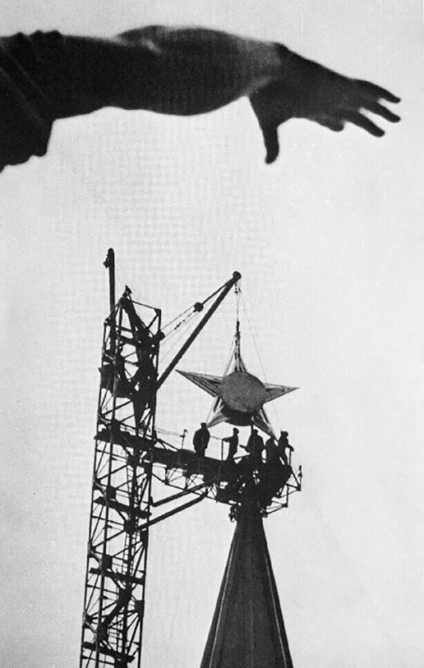 Установка звезды на Кремлевской башне. Москва,1935