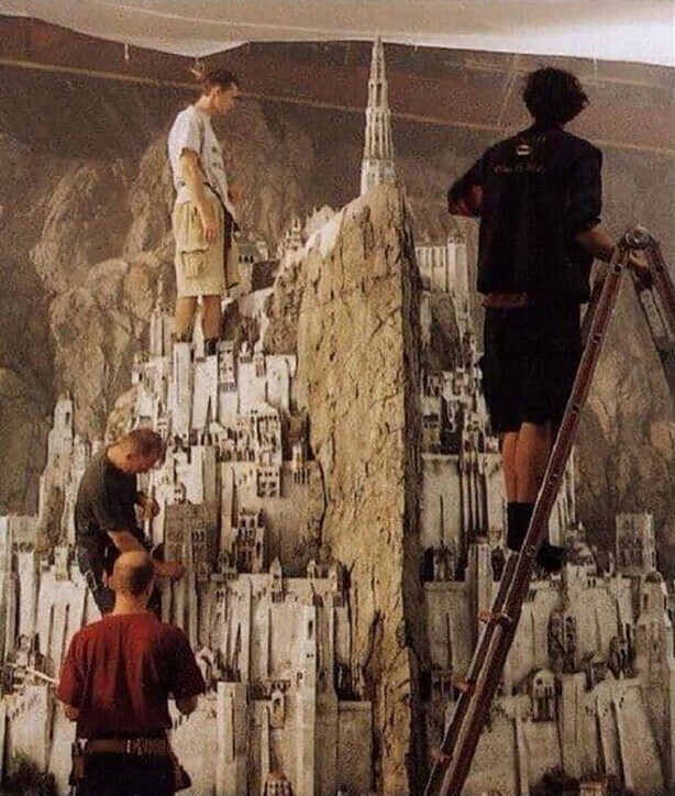 Подготовка декораций для фильма Властелин колец, 2000 год