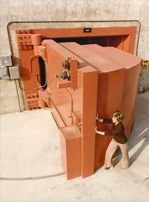Самая тяжелая дверь весом 44000 кг. 1979 год, Ливермор, США