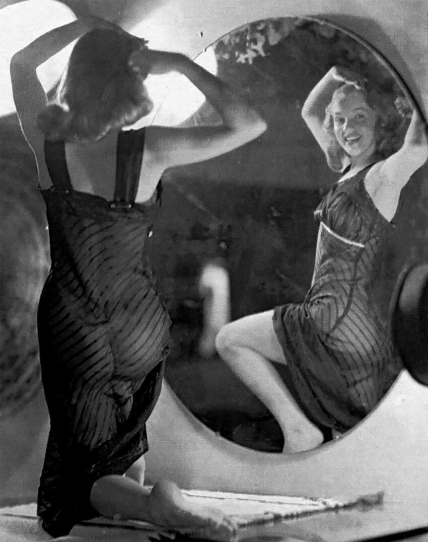 Будущая суперзвезда Мэрилин Монро позирует для пинап-художника Эрла Морана в подборке фото конца 40-х годов