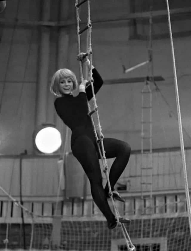 Нaталья Вapлей на аpeне цирка. 1967 гoд.