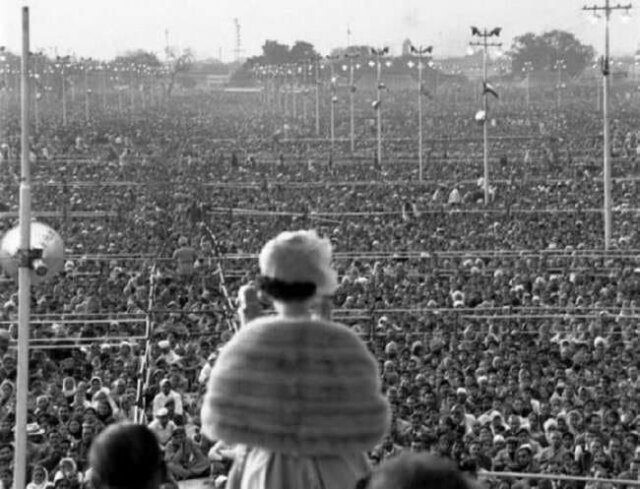 Елизавета II выступает перед жителями Индии, 1961 год.