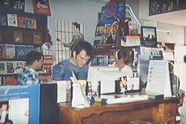Квентин Тарантино за работой в видеопрокате, 1980–е, Калифорния.