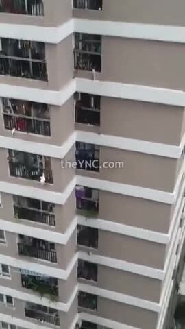 Видео, на котором видно, как ребенок перелез через перила балкона и упал с 12-го этажа. 