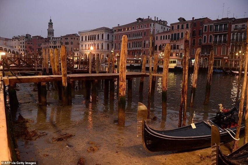 Знаменитые каналы Венеции пересохли из-за отливов