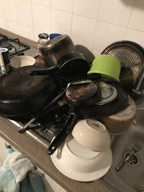 Сын сделал вид, что перемыл всю посуду