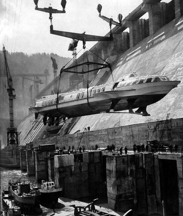 Переброска судна «Метеор» через плотину строящейся Красноярской ГЭС. Дивногорск, 1970 год