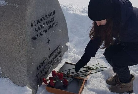 Орские активисты «Молодой гвардии Единой России» возложили цветы на могилу гитлеровских солдат. Так была проведена акция «Защити память героев»