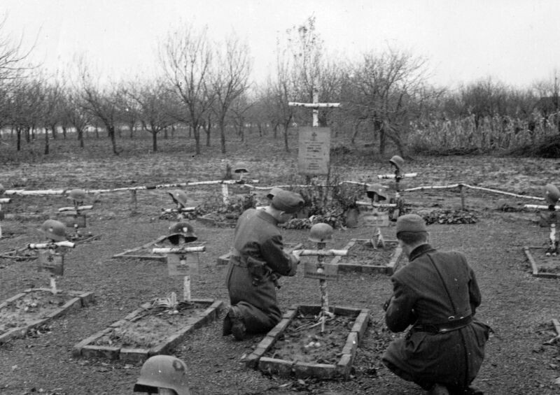 Орские активисты «Молодой гвардии Единой России» возложили цветы на могилу гитлеровских солдат