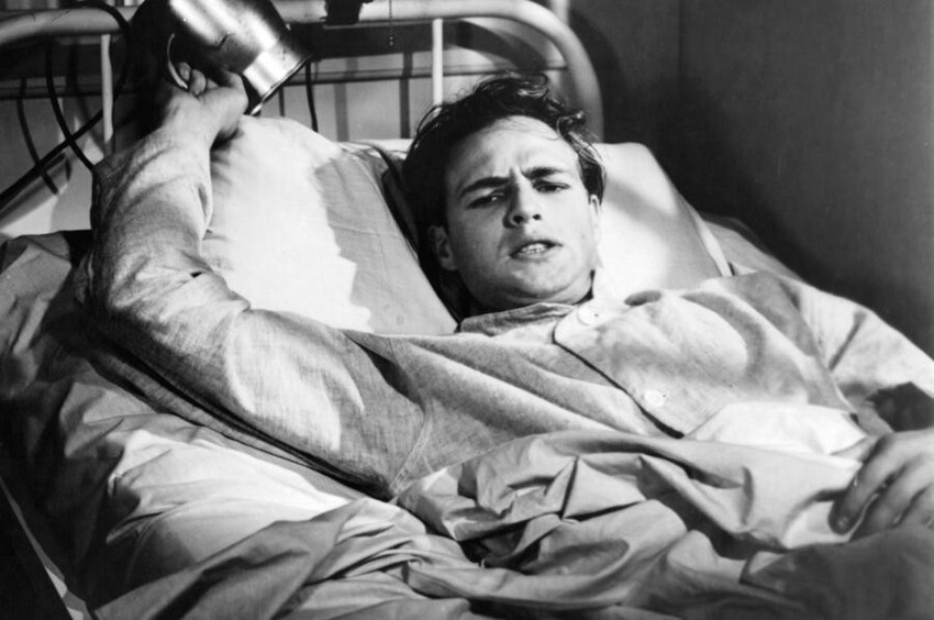 12. Марлон Брандо месяц пролежал в госпитале для ветеранов, чтобы сыграть парализованного лейтенанта в фильме «Мужчины»