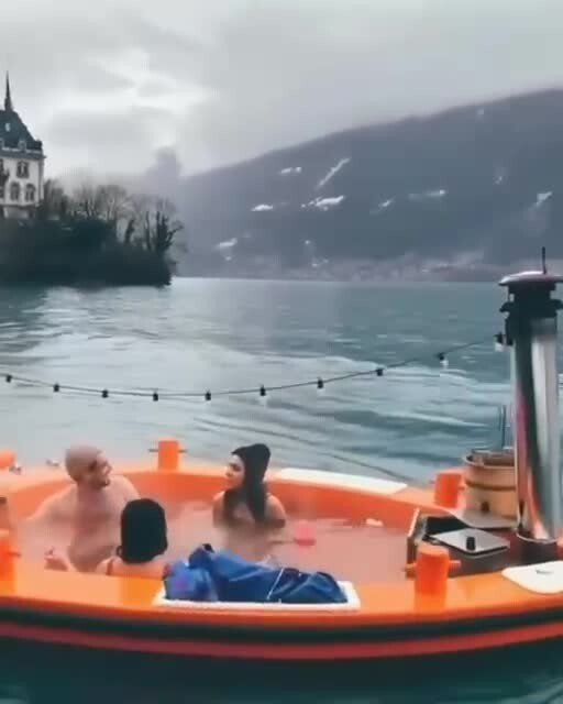 Прогулка на плавающей горячей купальне по зимнему озеру Бриенц в Швейцарии 