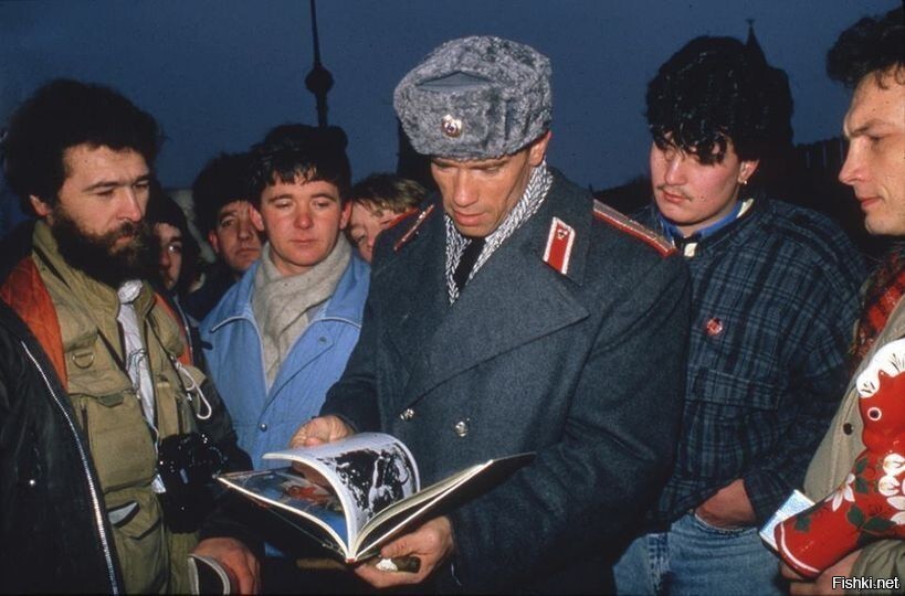 Арнольд Шварценеггер гуляет по Москве в перерыве съёмок фильма «Красная  жара»