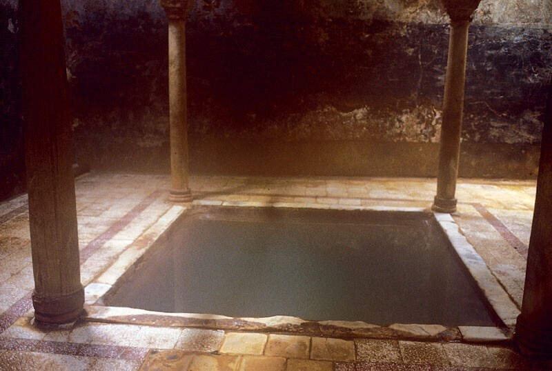Квадратный бассейн среди ветхих колон Хаммама аль-Танбали . XVIII столетие.