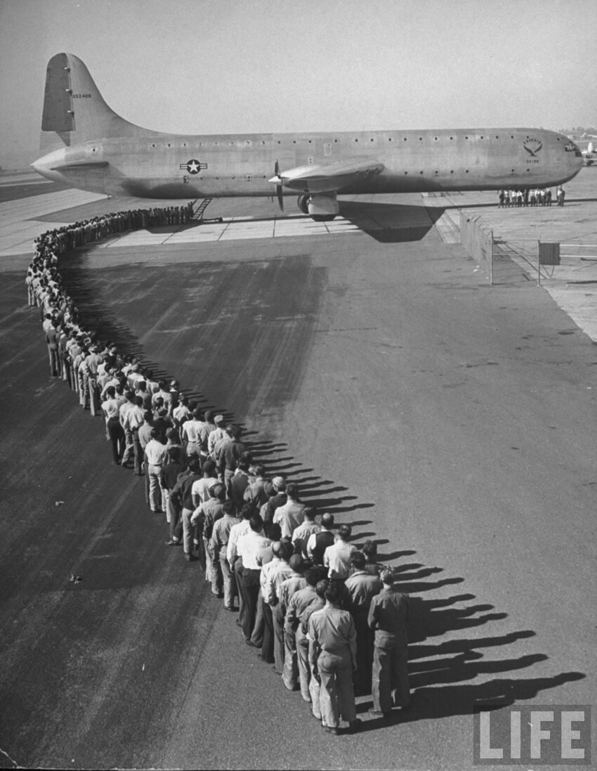 400 пассажиров, ожидающих посадки на борт XC-99