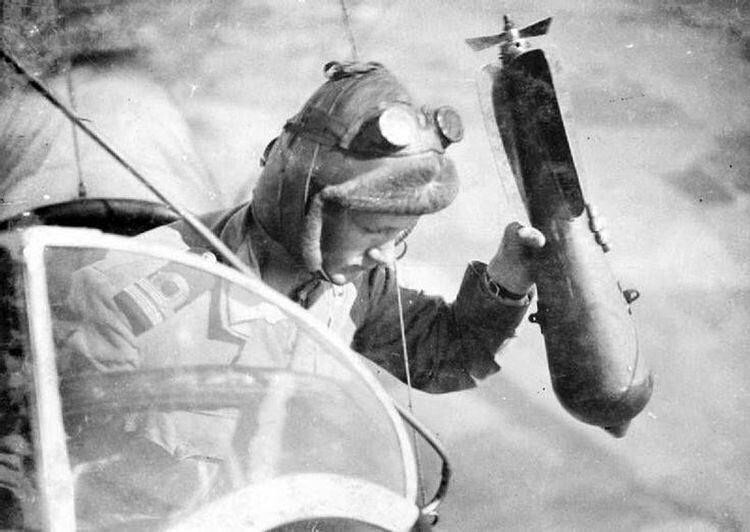 Английский авиатор сбрасывает бомбу на французский фронт
