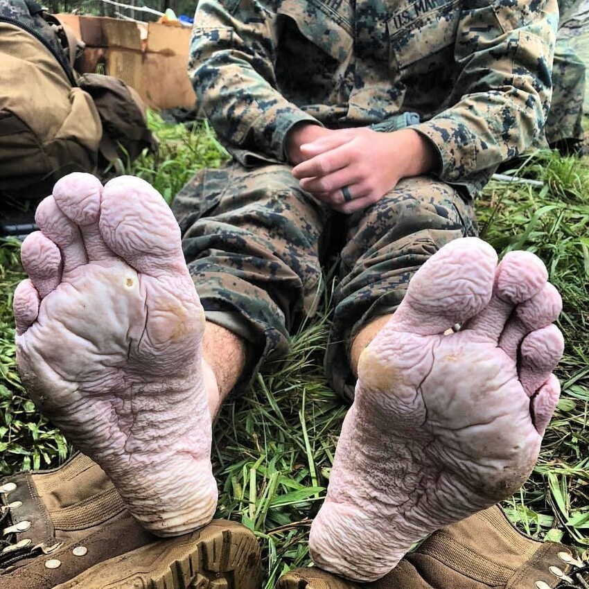 Ноги солдата после марш-броска