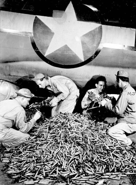 Удаление отработанных гильз с B-17 после возвращения самолета на базу
