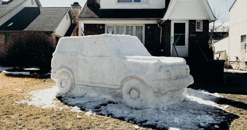 Сотрудник Ford слепил новый Bronco в натуральную величину перед своим домом