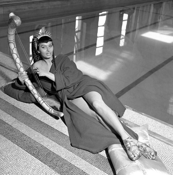 Софи Лорен, фильм «Две ночи с Клеопатрой, 1953